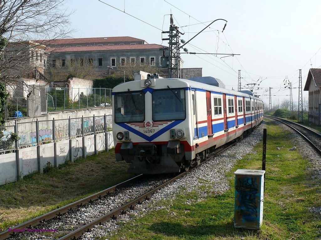 In Istanbul-Cankurtaran fhrt E14067 als Banliy Tren (S-Bahn) von Sirkeci nach Halkali.
14.04.09
