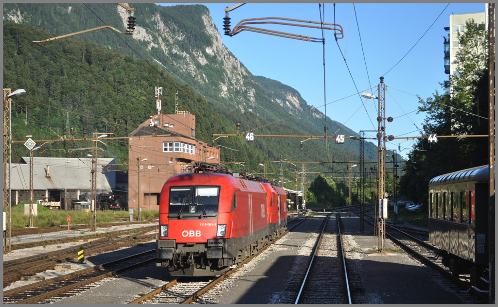 In Jesenice warten 1116 083-5 und eine weitere Lok auf eine Rckleistung nach sterreich. Links hinter dem Stellwerk wird soeben eine grosse Dampflok angeheizt. (02.07.2011)