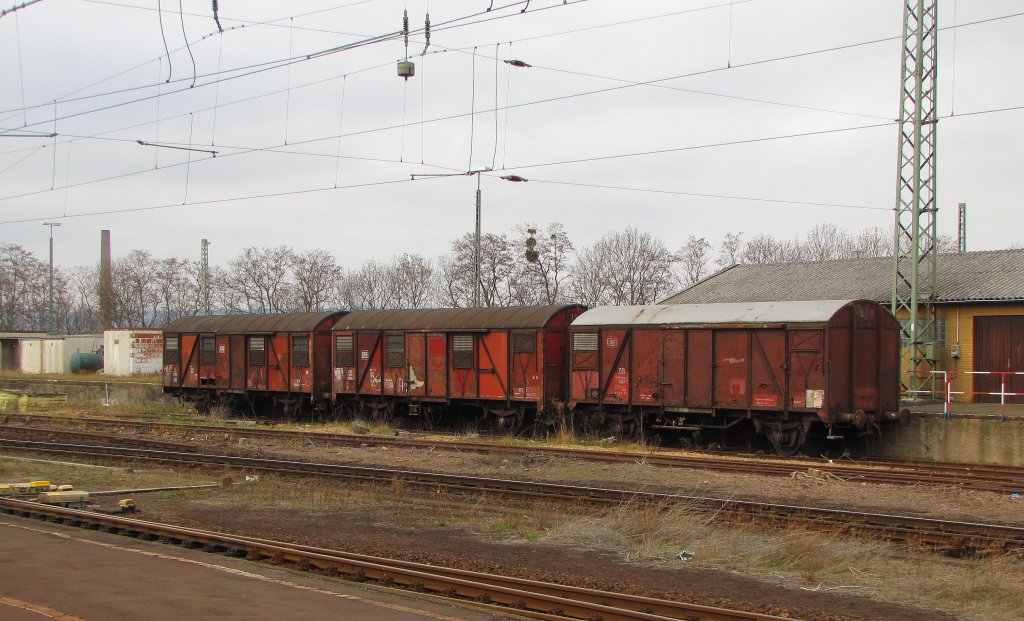 In Kassel Hbf standen am 04.04.2012 noch 3 gedeckte Gterwagen aus der Bundesbahnzeit abgestellt. Der DB Bahnhofswagen 612 89-7 vom Bw Kassel, der 21 RIV DB 80 14 13 228-4 Gbs-uv 245 und der 21 RIV DB 80 14 2838-7 Gos-uv 245.
