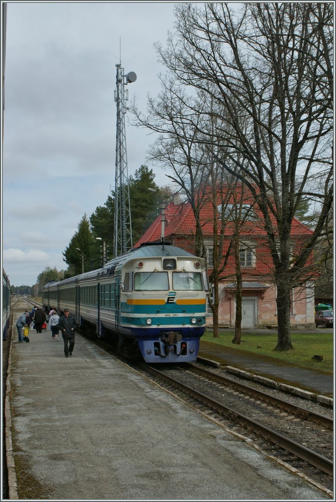In Kiisa kreuzt unser Zug 235 den Gegenzug 234, welcher von der DR1A 229-1 geschoben wird.
7. Mai 2012