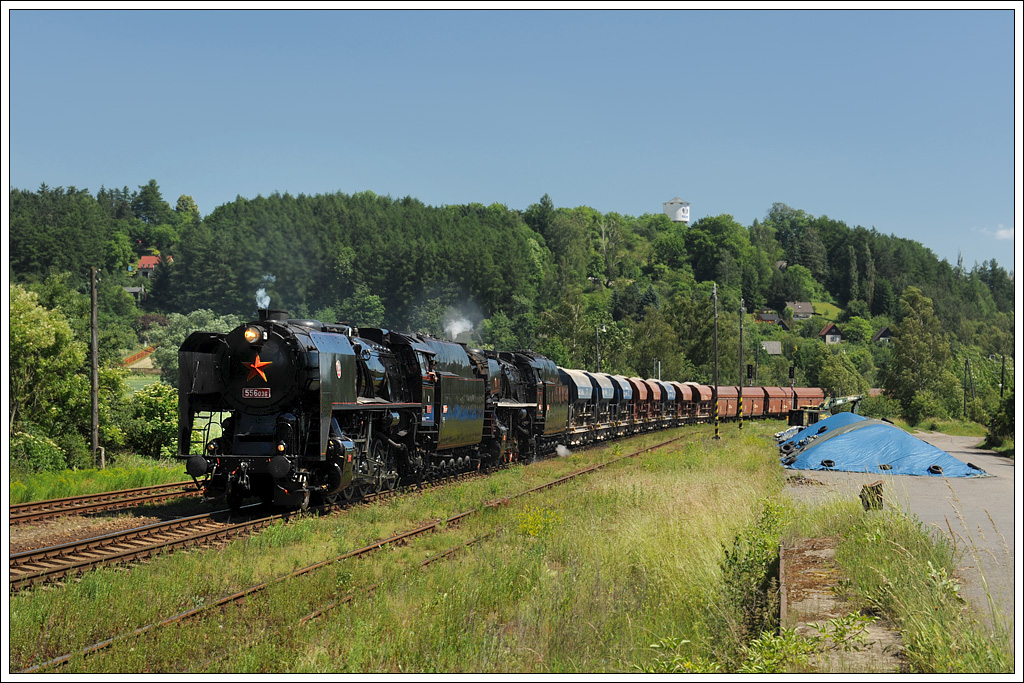 In Kladno kamen beim Fotogipszug 65690 am 16.6.2012 dann 556.036 und 556.0506 an die Spitze,  ‎555.0153 und 555.3008 bernahmen ab dort die Schiebeleistung. Die Aufnahme zeigt den Zug bei der Einfahrt in Nov Straec.