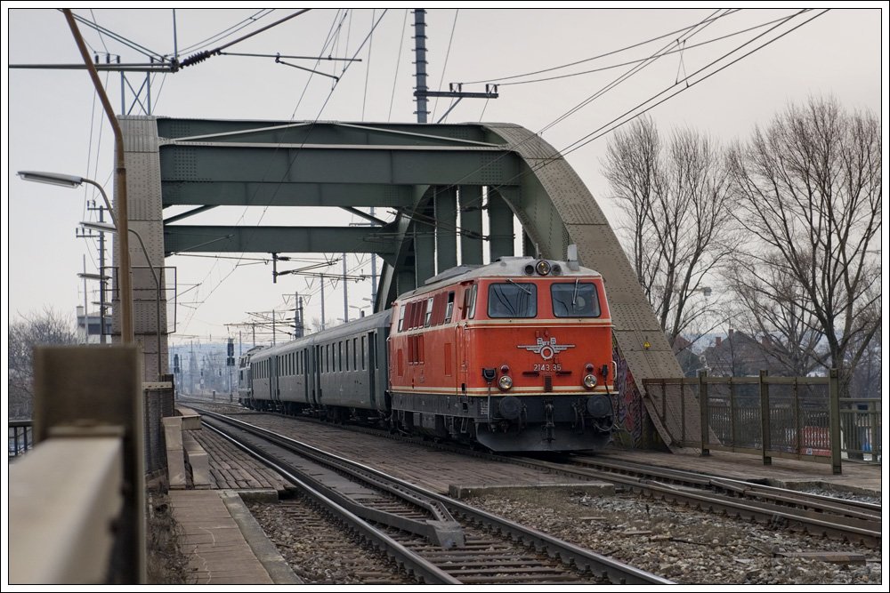 In Kledering kam 109.13 vom Zug, und fuhr als Lokzug retour nach Strasshof. Der Sonderzug R 16138, welchem in Wr. Neustadt 2143.35 beigegeben wurde, fuhr dann mit Strzen in Wien Sdbahnhof Ostseite  ab Wien Sd mit 2143.35 an der Spitze zum Zugendbahnhof Wien Fjb. Die Aufnahme zeit den Zug auf der Donaukanalbrcke kurz nach dem Stellwerk in Wien-Erdbergerlnde;(13.3.2010)
