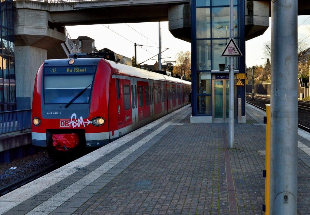 In K�nigsdorf ist die S12 nach Au an der Sieg bei der Einfahrt zu sehen. 25.11.2012