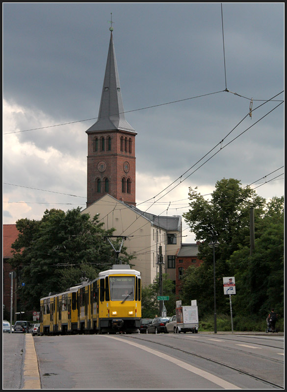 In Köpenick -

Straßenbahn Köpenick auf der Dammbrücke. 

18.08.2010 (M) 