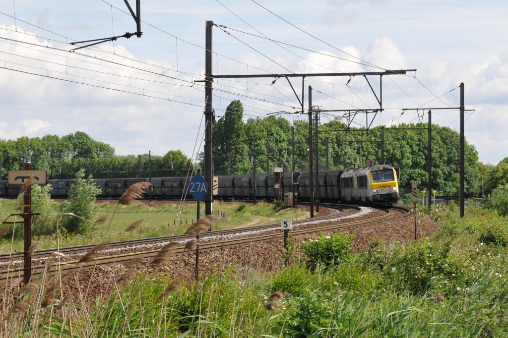 In einer Kohlestaubwolke standen wir, als HLE 1321 mit Schwesterlok einen langen Kohlezug an uns vorbeizog. Aufgenommen am 14/05/2011 an der Schleife bei Ekeren.