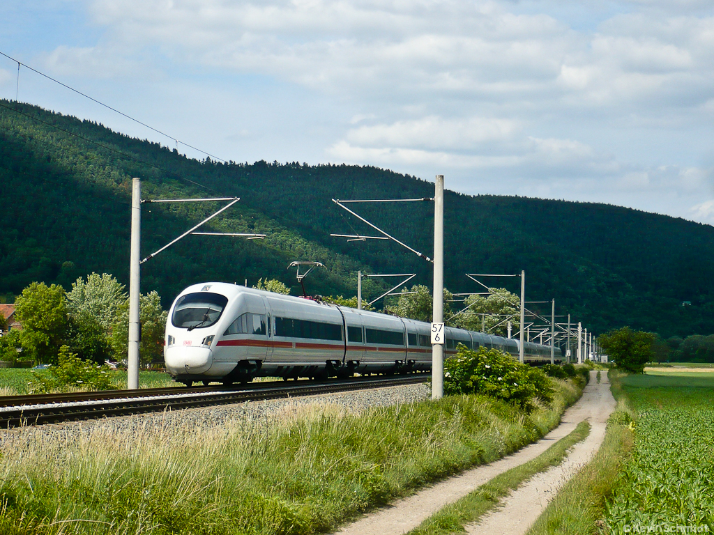 In einer kontrastreichen Szene aus Licht und Schatten ist ICE 1613 von Berlin Gesundbrunnen nach München Hbf bei Uhlstädt unterwegs zu seinem nächsten Halt in Saalfeld. (17.06.2011)