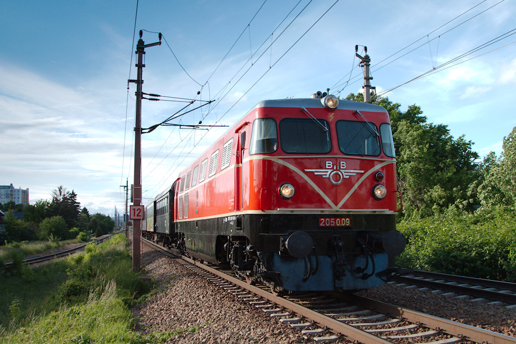 In Korneuburg wurde von der Dampflok der Baureihe 93 auf die 2050.09 gewechselt, die den Zug nach Wien Praterstern brachte. Diese Aufnahme ist kurz nach der Ausfahrt aus dem Bahnhof Korneuburg entstanden. (26.05.2013)