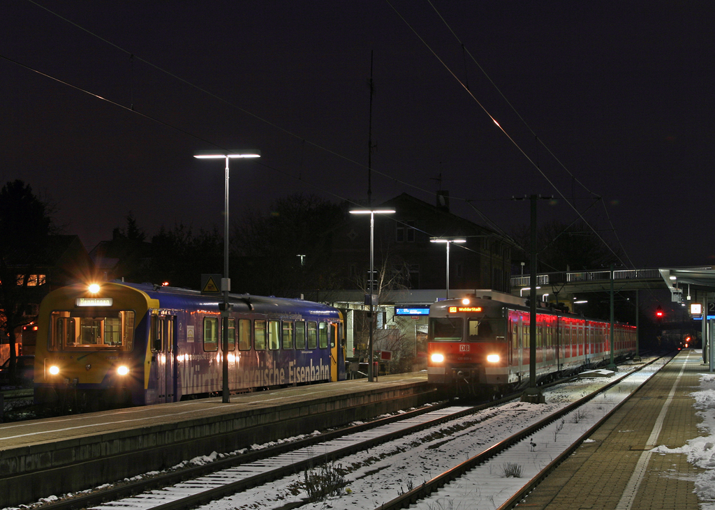 In Korntal beginnt die romantische Strohgubahn nach Weissach. Whrend der VT 420 der WEG am 07. Januar 2010 als WEG 1086 nach Hemmingen bereit steht, legen zwei Plochinger 420er als S 6 von Stuttgart-Schwabstrae nach Weil der Stadt einen kurzen Zwischenhalt ein.