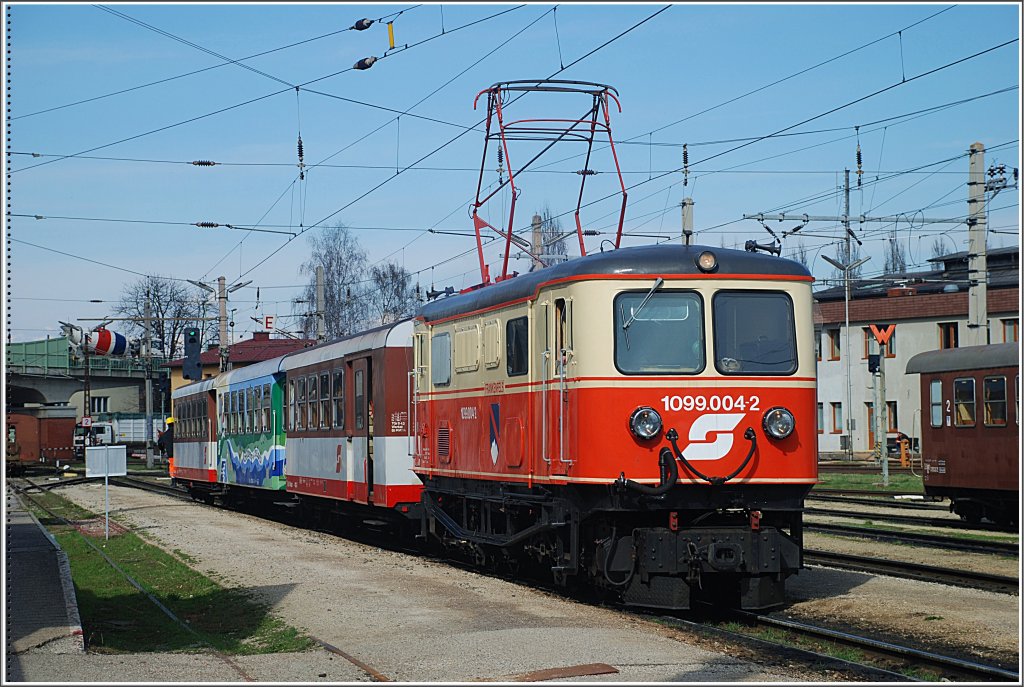 In Krze wird die 1099 004  Frankenfels  ein bunte Garnitur nach St.Plten schieben. Diese wird den R 6837 bilden. Die Aufnahme entstand am 1.April 2010 am St.Pltner Alpenbahnhof.
