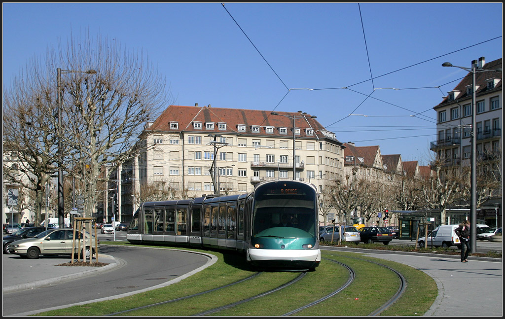 In der Kurve - 

Eine Straßburger Eurotram auf der Linie C biegt hier auf Rasengleis von der Avenue Jean Jaurès in die Rue de Ribeauvillè. Diese Strecke ging am 25.08.2007 in Betrieb. 

06.03.2008 (M)