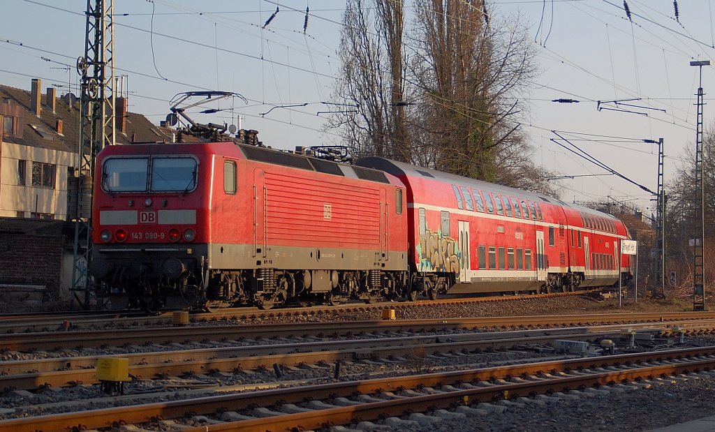 In der Kurve zur Strecke nach Kln, schiebt die 143 090-9 den Dostockzug der RB 27 nach Koblenz, aus dem Bahnhof Rheydt aus. 8.3.2011