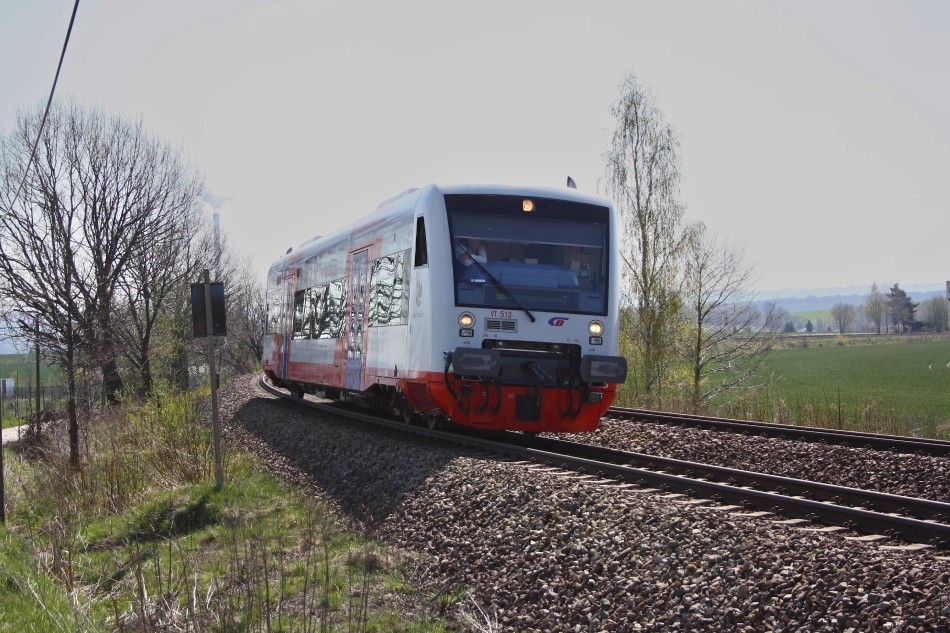 In einer langen Kurve bezwingt am 23.April 2010 der Triebwagen VT 512 der Citybahn Chemnitz die Steigung aus dem Tal heraus in Richtung Chemnitz Wittgensdorf Mittlerer Bahnhof.