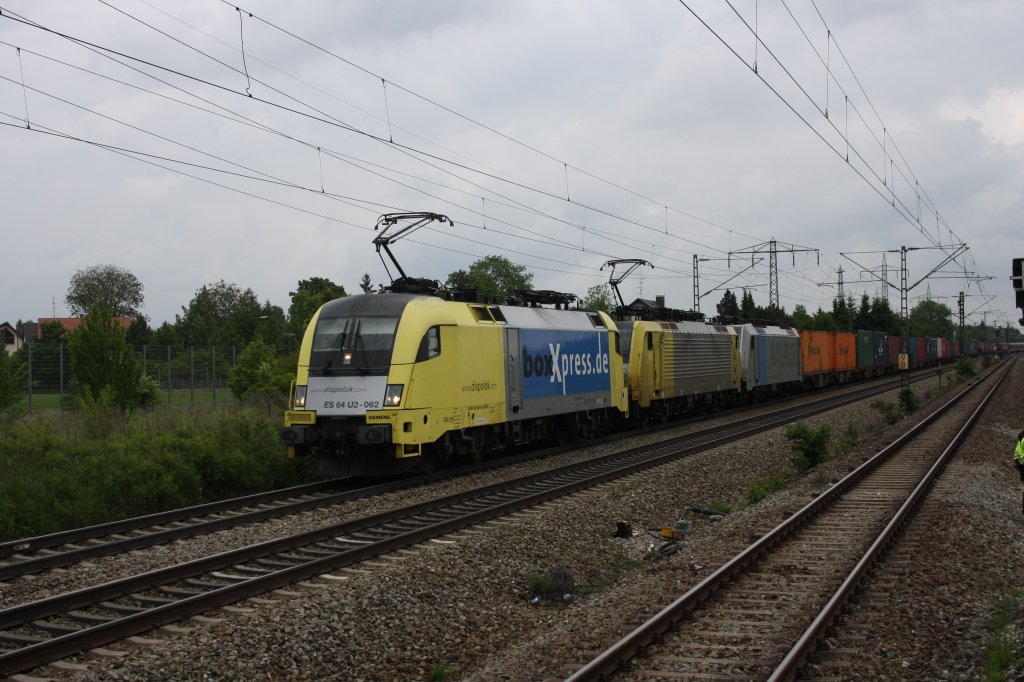 In Langwied kam am 01.06.10 182 562-9, 189 915-0 und Railpool 186 103-8 mit ihrem Gterzug durch.
