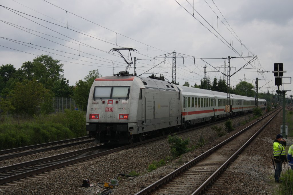 In Langwied berraschte mich am 01.06.10 die 101 034-7  inForm  mit ihrem IC Richtung Mnchen.