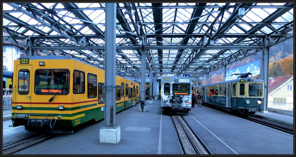 In Lauterbrunnen startet die Wengernalpbahn ber Wengen zur Kleinen Scheidegg. (23.10.2012)