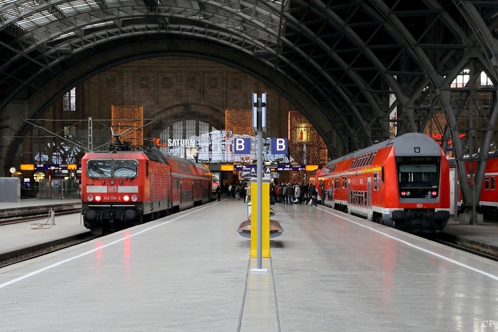 In Leipzig Hbf sind die S-11 aus Wurzen (geschoben von 143 178-2) und die S-2 aus Borna grade angekommen. Ab dem Fahrplanwechsel fhrt auf beiden Linien die MRB. Aufgenommen am 28.11.2009