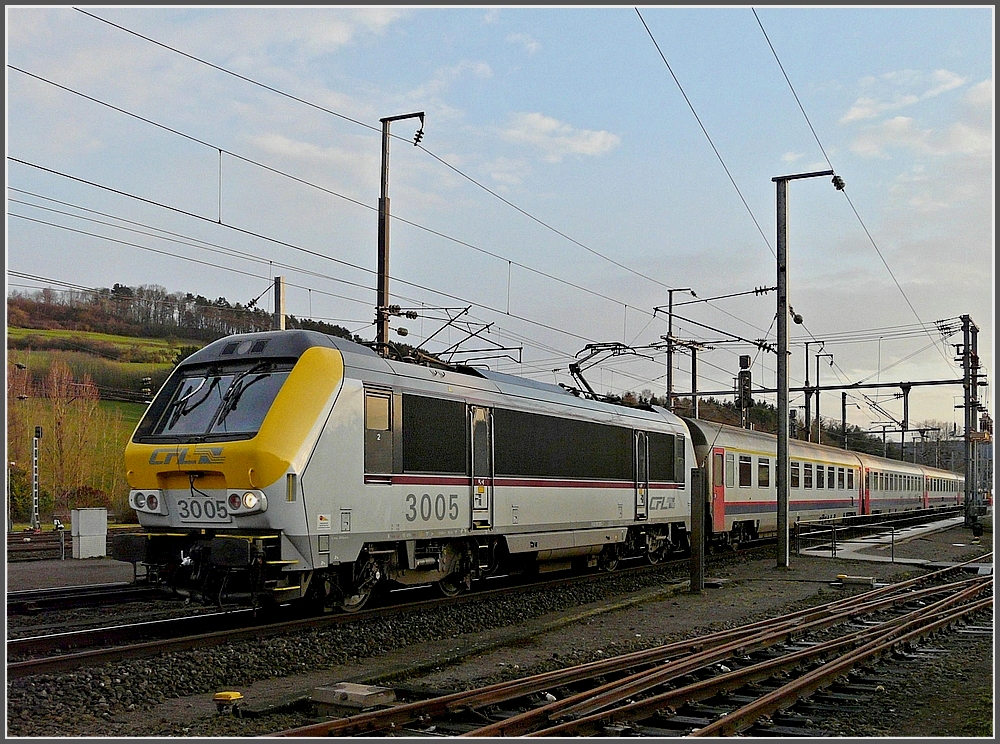 In den letzten und einzigen Sonnenstrahlen dieses Ostersonntags verlsst die 3005 mit defektem Spitzenlicht und dem IR nach Liers den Bahnhof von Ettelbrck. 05.04.10 (Jeanny)