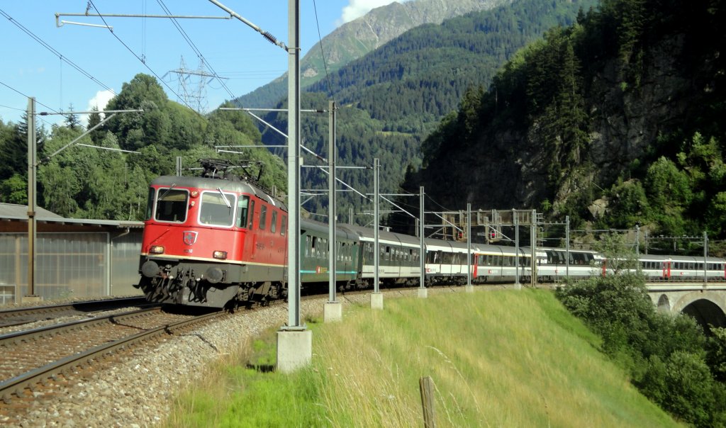 In der letzten grsseren Kurve der Gotthard-Sdrampe befindet sich am 15.07.11 die Re 4/4  11218 mit einem IR nach Basel. (Aufnahmeort: kurz vor Airolo)