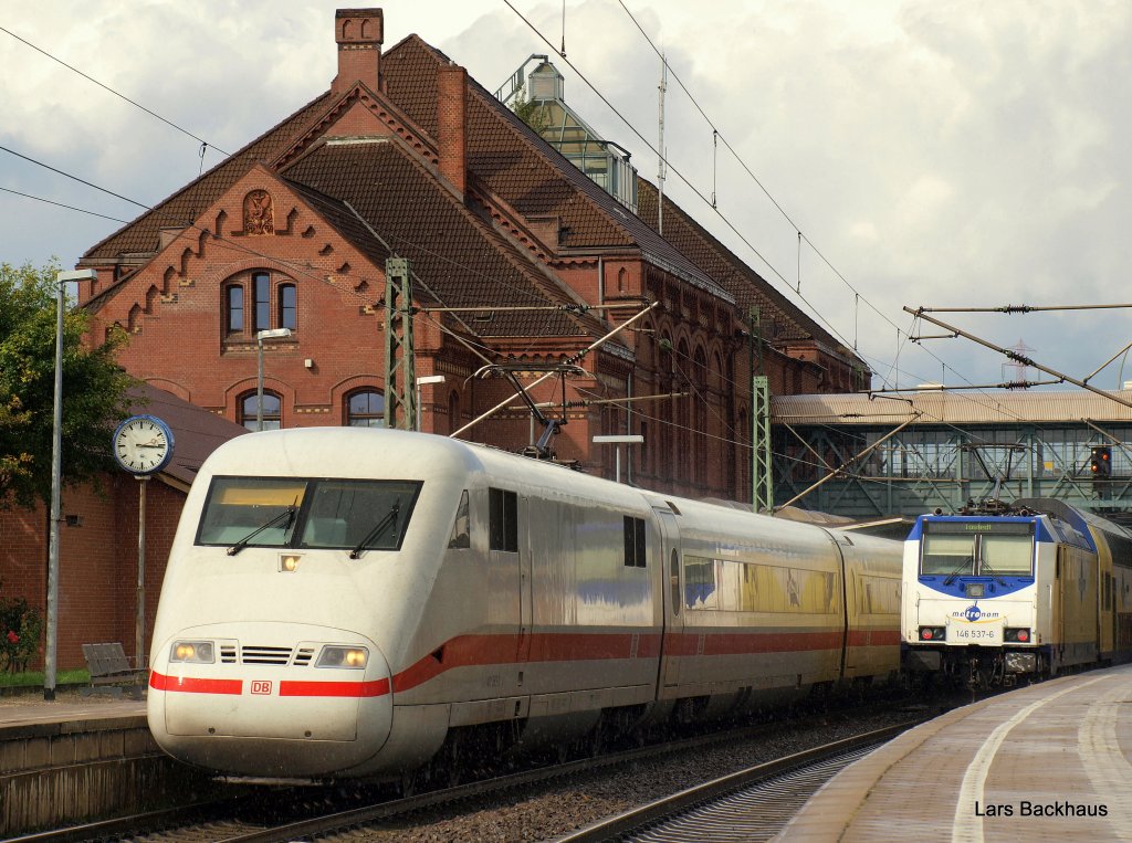 In den letzten Regentropfen eines krftigen Regengusses rollt der ICE 771 Hamburg-Altona - Stuttgart Hbf durch Hamburg-Harburg, whrend 146 537-6 mit MEr 36621 den Zielbahnhof erreicht hat. Hamburg-Harburg 28.08.10.