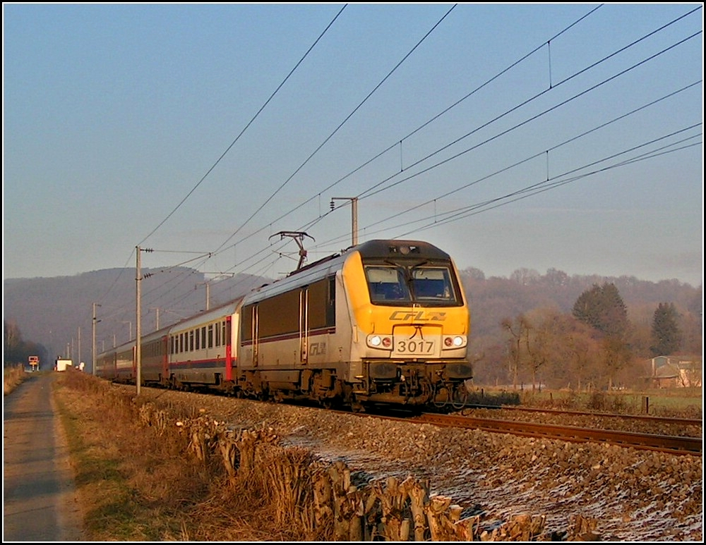 In den letzten Sonnenstrahlen des 23.12.2007 zieht die 3017 den IR 117 Liers - Luxemburg durch Erpeldange/Ettelbrck. (Hans)