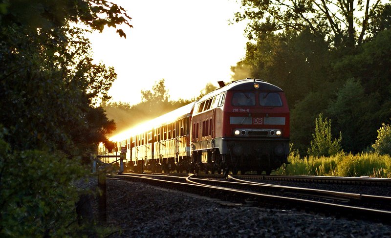 In den  letzten Sonnenstrahlen des Julis 2009 zieht 218 104-8 einen RE nach Lbeck  Hbf durch Kiel.