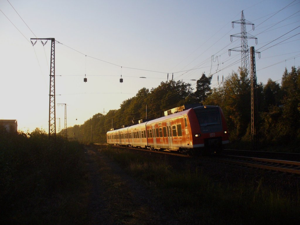 In den letzten Sonnenstrahlen kam 425 130/630 als RE 60 Saarbrcken - Kaiserslautern am 21.10.2011 durch Kennelgarten