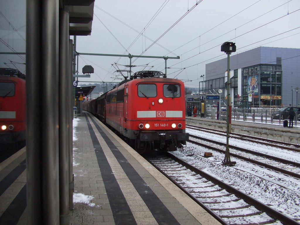 In den letzten Tagen sind Loks der Baureihe 151 �fters in Bielefeld anzutreffen, wie auch 151 140-1 mit ihrem G�terzug. Aufgenommen am 16.12.2010.