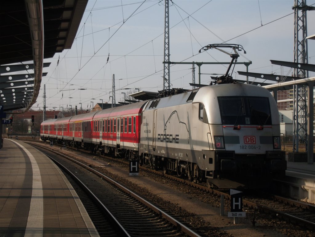 In letzter Zeit besucht uns h�ufiger der Stier. Am 27.03.2011 war sogar der Porsche 182 004-2 zu Gast am Warnem�nde Express. Hier im Centralbahnhof Rostock bei der Bereitstellung aus dem Bw Dalwitzhof