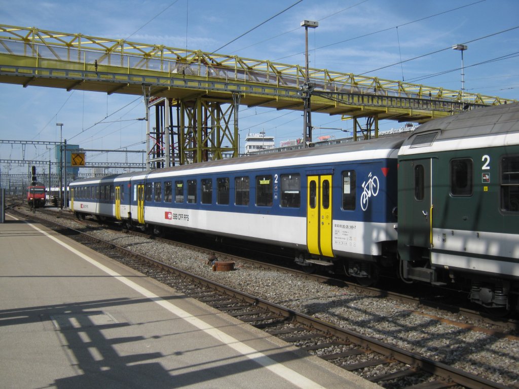 In letzter Zeit hufig zu sehen: EW I NPZ Regiowagen im Fernverkehrseinsatz. Im Bild der 50 85 20-35 149-7 und der 50 85 20-35 300-6 an der Spitze des IR 1776 in Zrich HB, 31.03.2012.