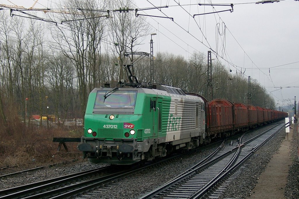 In letzter Zeit kann man in Gnzburg nicht nur den TGV beobachten, sondern es kommen auch des fteren franzsische  Fretchen  vorbei. Hier 437012 am 10.12.2009 mit Leerzug auf der Rckfahrt nach Frankreich.