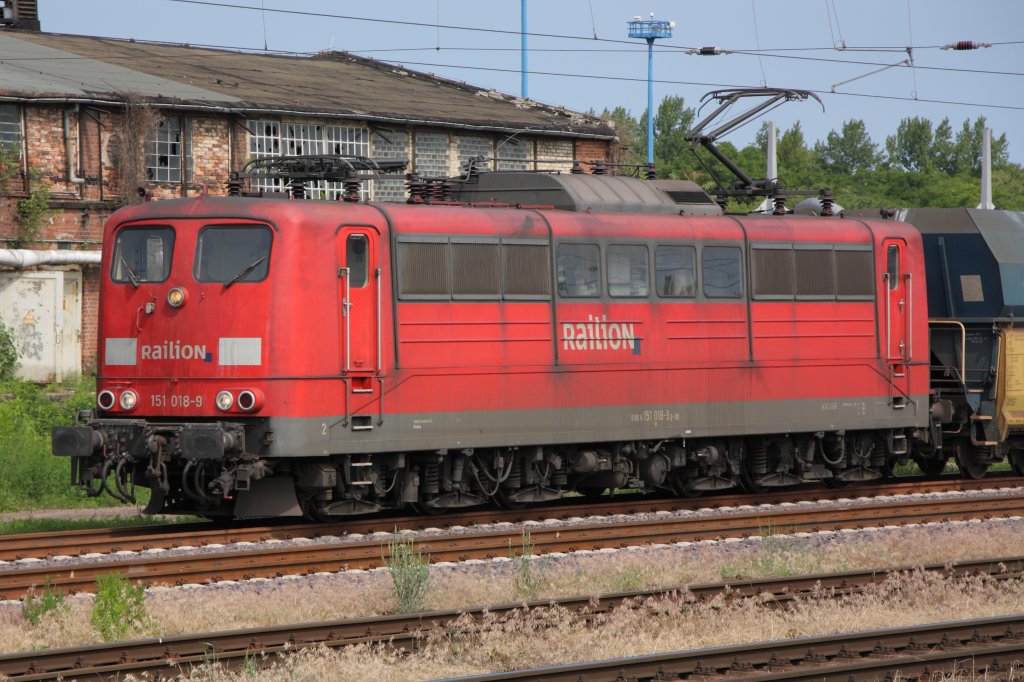 In letzter Zeit sind die Loks der Baureihe 151 relativ hufig in Magdeburg anzutreffen. Hier ist 151 018-9 zu sehen. Sie fuhr mit einem Ganzzug polnischer Kohlewagen in Richtung Braunschweig. 