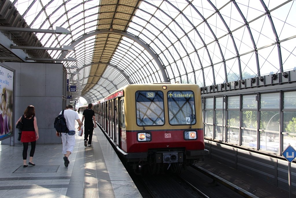 In der lichtdurchfluteten Bahnsteighalle des Bf Spandau steht am 01.05.2009 abfahrbereit S9 nach Flughafen Schnefeld, gefhrt von 485 117.