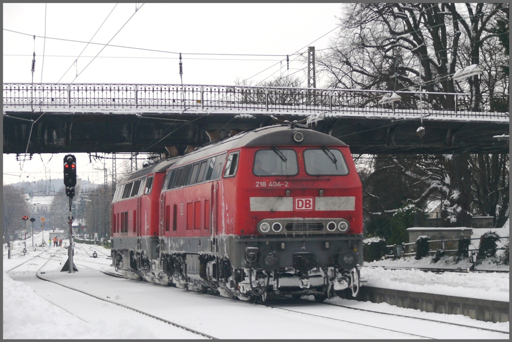 In Lindau bernehmen 218 404-2 und 218 405-9 den EC163 zur Weiterfahrt durchs Allgu nach Mnchen Hbf. (02.12.2010)