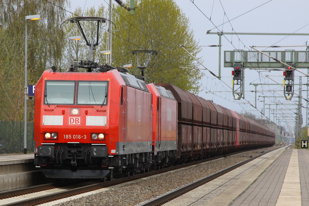 In Ludwigslust kommen zwei 185er Loks mit einem Gterzug von Hamburg eingefahren. 20.04.2010