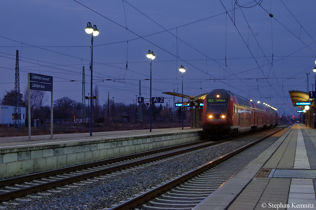 In L�bbenau(Spreewald) steht der RE2 (RE 37411) von Rathenow nach Cottbus zur Abfahrt bereit. 26.11.2011