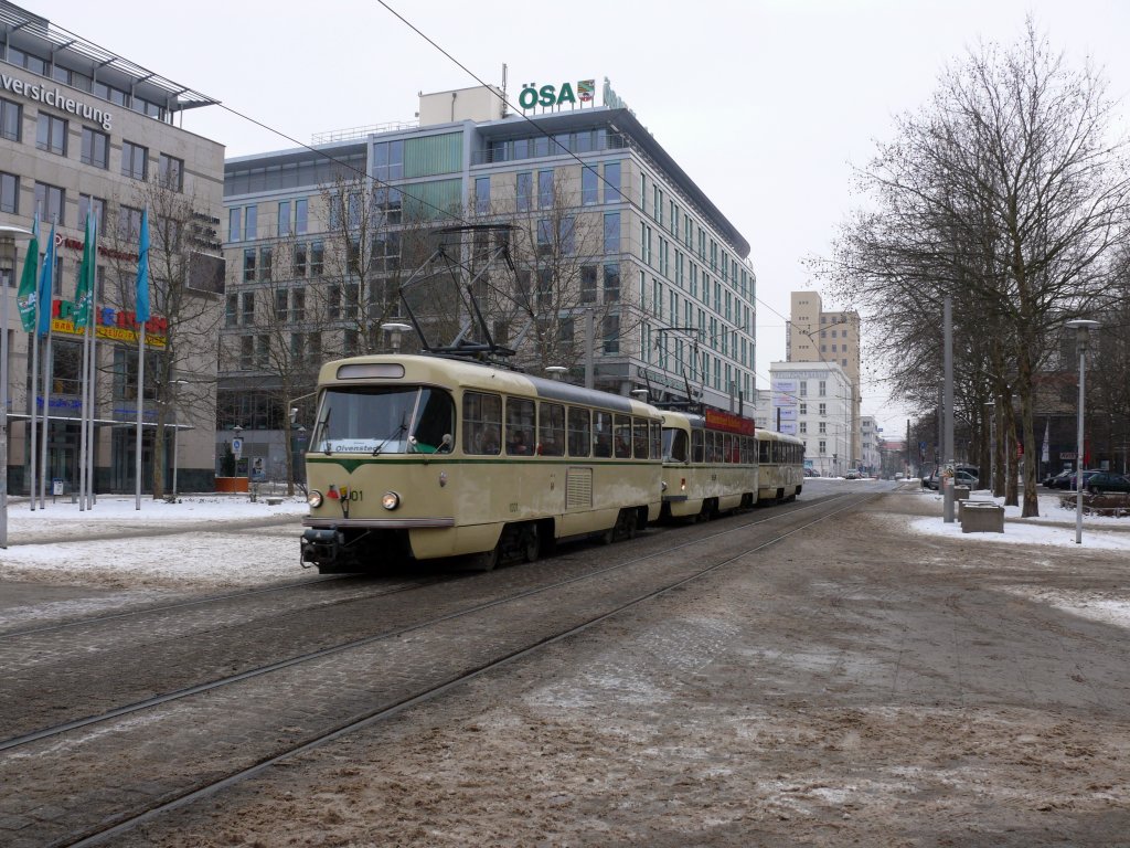 In Magdeburg waren am 27. Januar 2013 zum letzten Mal Tatra-Fahrzeuge im Einsatz. Auf der Linie 3 wurden sie gebhrend verabschiedet.
Das Foto zeigt einen Grozug am Hauptbahnhof.