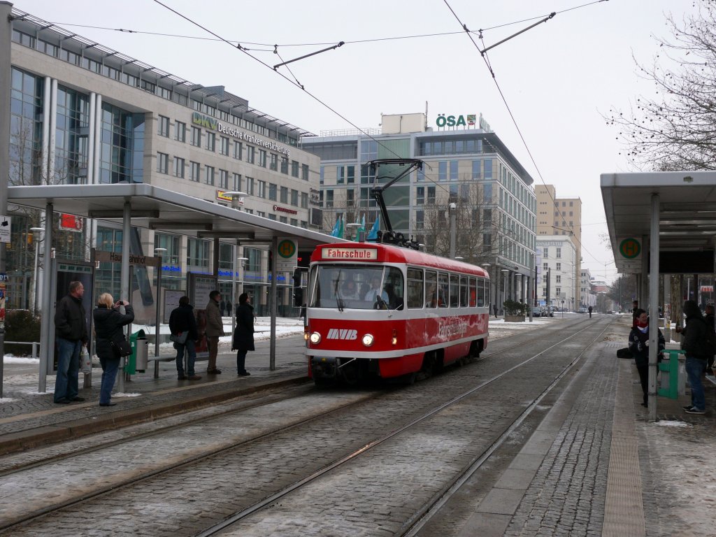 In Magdeburg waren am 27. Januar 2013 zum letzten Mal Tatra-Fahrzeuge im Einsatz. Auf der Linie 3 wurden sie gebhrend verabschiedet.
Das Foto zeigt den Fahrschulwagen am Hauptbahnhof.