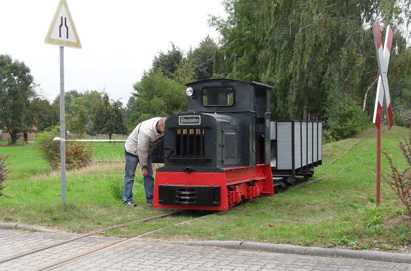 In der MAN-Werkstatt Mgeln wurden nach eienem Frdermittelbescheid fr den Verein Feld- und Kleinbahnfreunde Saalekreis e. V. zwei historische Feldbahnloks wieder aufgearbeitet. Auf der Feldbahnschauanlage in Glossen fand die bergabe mit einigen Sonderfahrten statt. Hier steht am 29.09.2009 ein Zug mit der Gmeinder 10/12  Hedwig  vorm Bahnbergang in Glossen um geladene Gste zur Veranstaltung zu bringen.