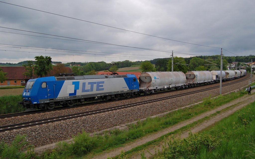 In Marchtrenk gesehen dann verfolgt und bei Haiding fotografiert habe
ich am 15.05.2010 die LTE 185 528 mit ihrem Gterzug.