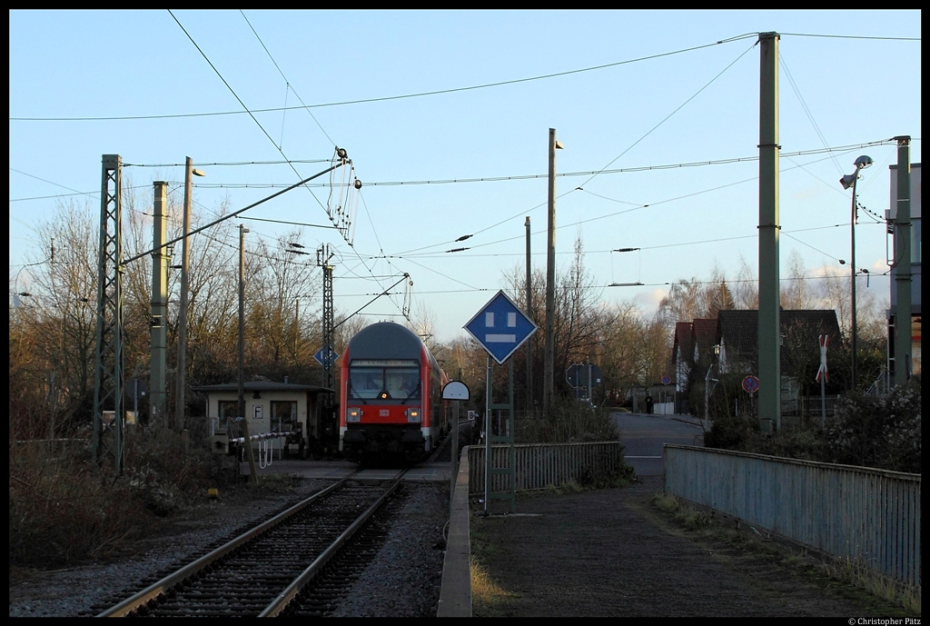 In Markkleeberg Mitte am B Rathausstrae kreuzen die Straenbahn der Linie 9 und die  Waldbahn  Gaschwitz - Plagwitz niveaugleich. Es handelt sich dabei um die einzige Kreuzung einer elektrifizierten Bahnstrecke mit einer Straenbahn in Deutschland. Dies erfordert auch einen kurzen stromlosen Abschnitt der Fahrleitung der Bahnstrecke (daher auch das El 1 - Ausschaltsignal - rechts). Bedient werden die mechanischen Vollschranken vom Posten 1. Hier nhert sich ein umgeleiteter RE nach Leipzig dem Bahnbergang und dem unmittelbar anschlieenden Haltepunkt Markkleeberg Mitte, welcher fr den Zeitraum der Umleitungen reaktiviert wurde. (14.1.2012)