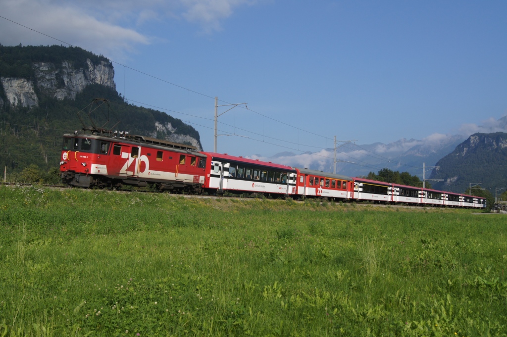In Meiringen legte ich auf meiner Reise Richtung Brienzer Rothorn einen einstndigen Zwischenhalt ein, um zwei Bilder der ZB zu schiessen. Auf dem ersten ist der De 110 022-1 mit dem IR 2211 zu sehen. (31.7.11)
