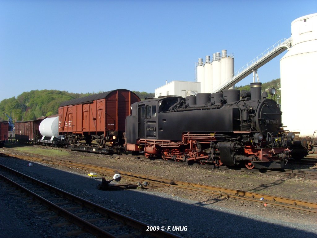 In memoriam Strukturentwicklung - So erschlossen einst Schmalspurbahnen das Industrieland Sachsen bis in seine letzten Winkel: Gterzug mit Rollwagen als Ausstellungsstck im Bf. Freital-Hainsberg (20.04.2009) 
