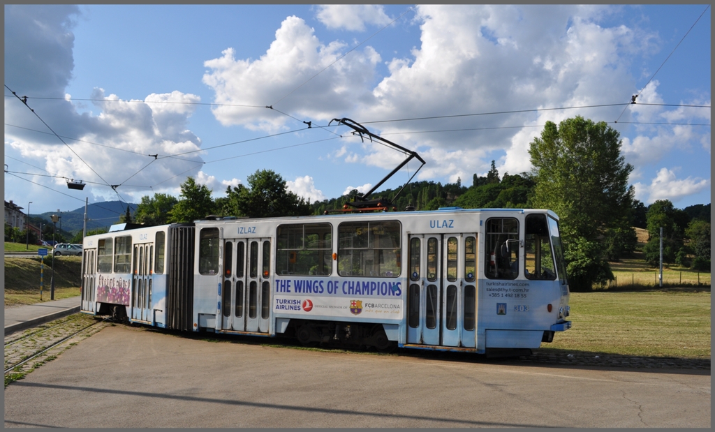 In Mihaljevac heisst es von den Tramlinien 8 und 14 auf die mit fnf Stationen krzeste, aber auch steilste  Strassenbahnlinie 15 umzusteigen. KT4YU 303 auf der gemeinsamen Kehrschlaufe mit den Linien 8 und 14. (02.07.2011)