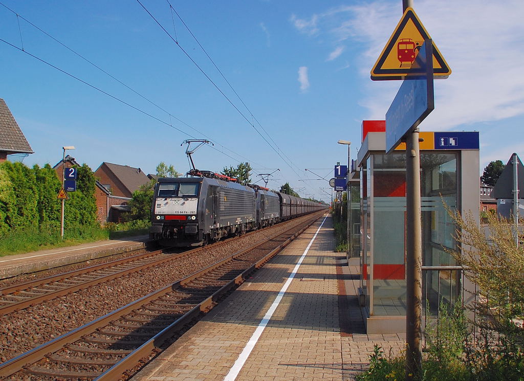 In Millingen ist ebenfalls die 189 287 mit der Schwesterlok 189 284 am 12.8.2012 auf deren Weg in Richtung Niederlande zu sehen.....sie standen einige Zeit in der Ausweichstelle Millingen um andere Zge passieren zu lassen,