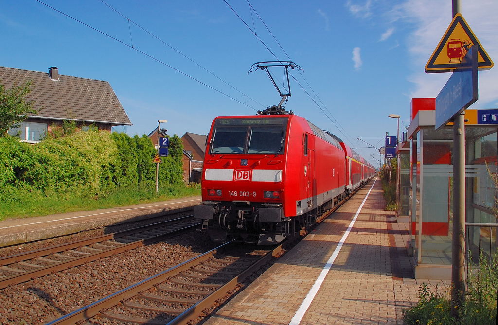In Millingen (Rheinland) schiebt die  146 003-9 einen RE5 in Richtung Koblenz. 12.8.2012