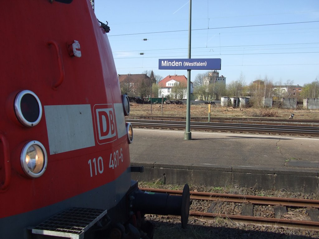 In Minden (Westfalen) sind die B�gelfalten-110er noch regelm��ig im Einsatz. So auch 110 487-6. 02.04.2011.