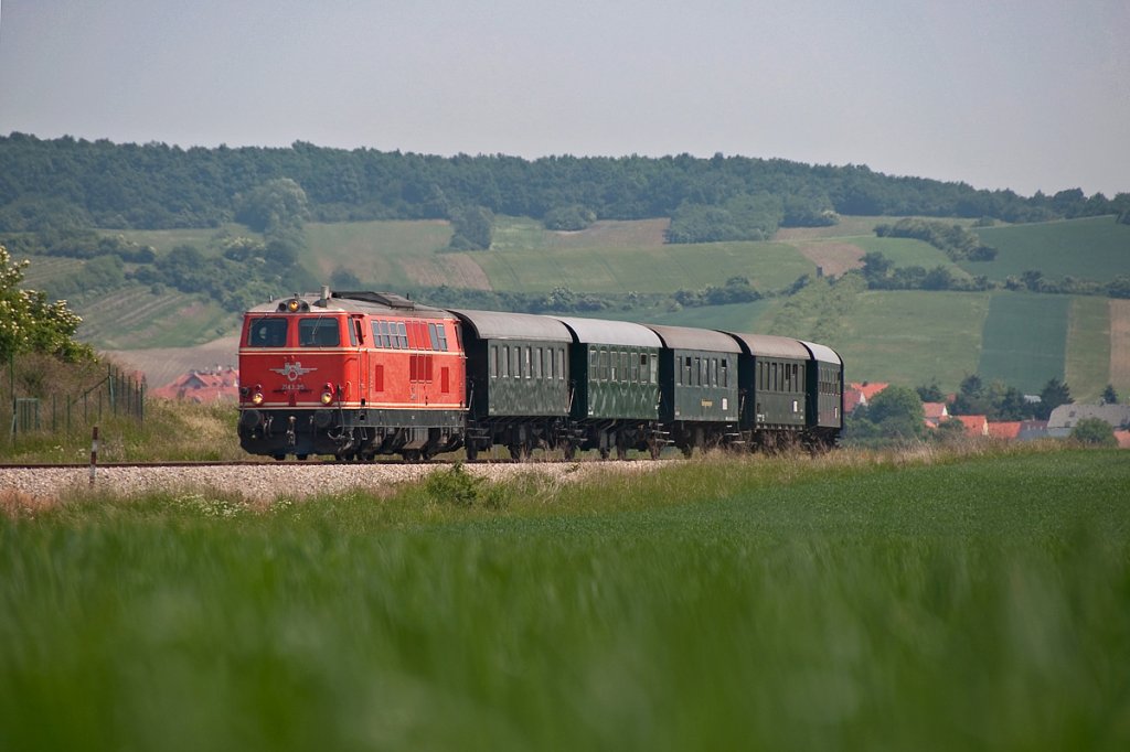 In der Mittagshitze des 22.05.2011 hat 2143.35 mit EZ 7399 den Haltepunkt Stetten Fossilienwelt verlassen und wird in wenigen Minuten den Bahnhof in Korneuburg erreichen.