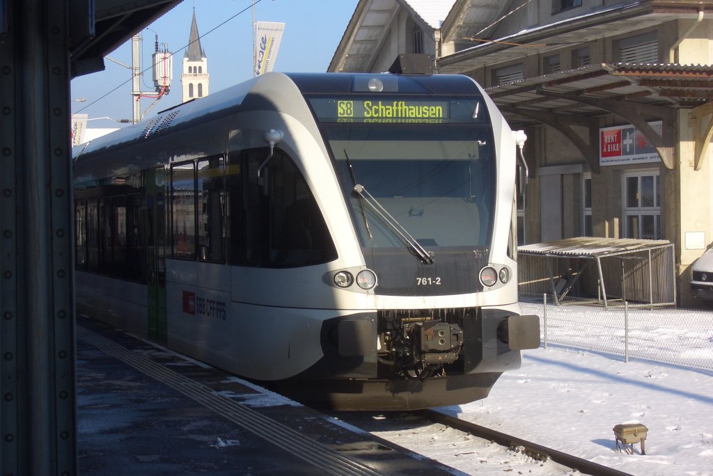 In der Mittagssonne des 20.12.09 wartet RABe 526 761-2 in Romanshorn auf seine Weiterfahrt nach Schaffhausen.