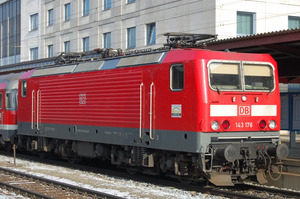 In der Mittagssonne des 7.1. des Jahres 2010 glnzt die Stuttgarter 143 176 im Ulmer Hbf.