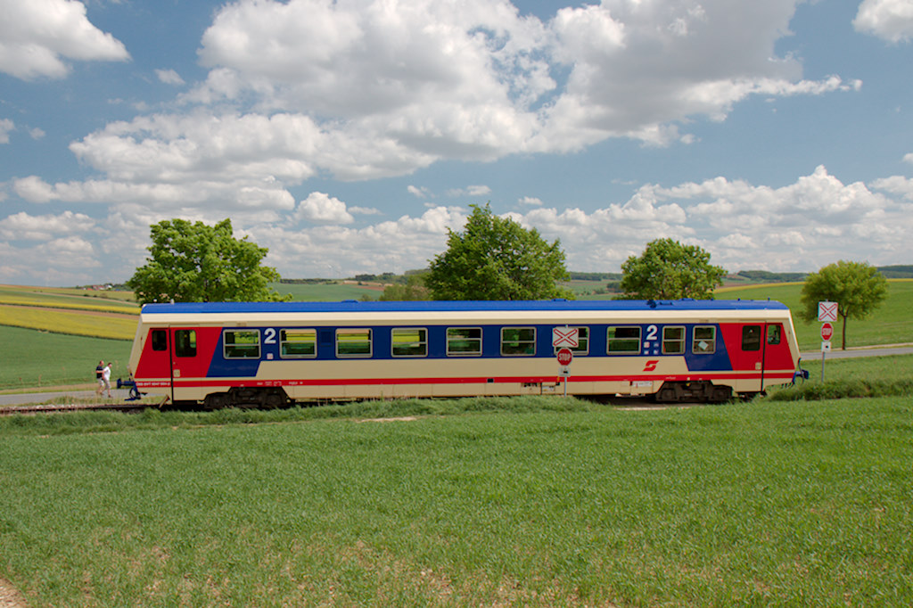 In den Mittagstunden pendelt der 5047.01 von Ernstbrunn nach Korneuburg und zurck. Entstanden ist diese Aufnahme nahe Wetzleinsdorfs. [06.05.2012]